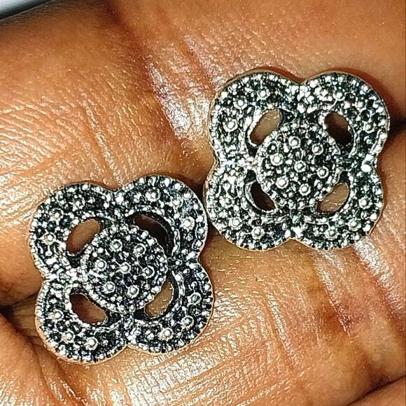 Vintage geometric cutout carved stud earrings - Picture 4 of 6